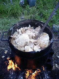 @巣をでっかい釜に入れる