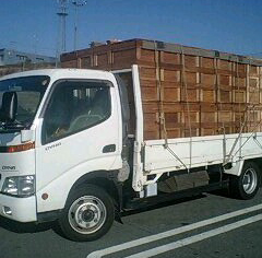 新しい蜂箱運び