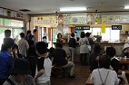 にぎわう喫茶