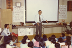 小学生に説明をする会長