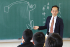 どうしてミツバチは同じ花に飛んで行くのかな?